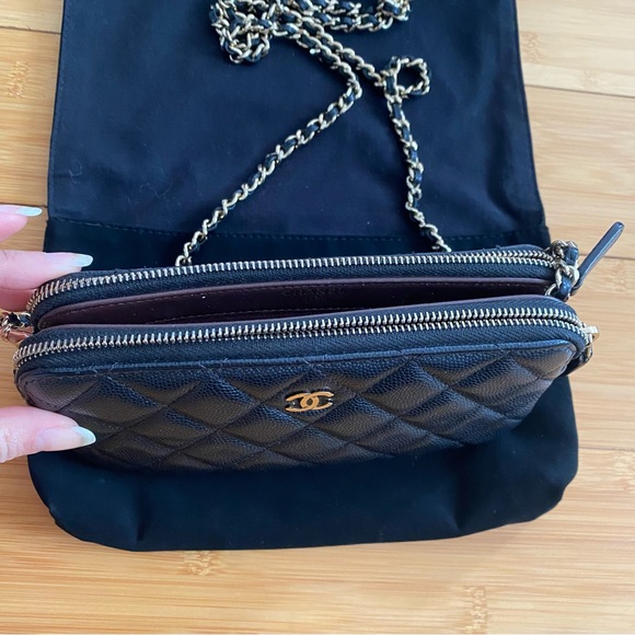Chanel Clutch on Chain in black caviar leather - Picture 3 of 8